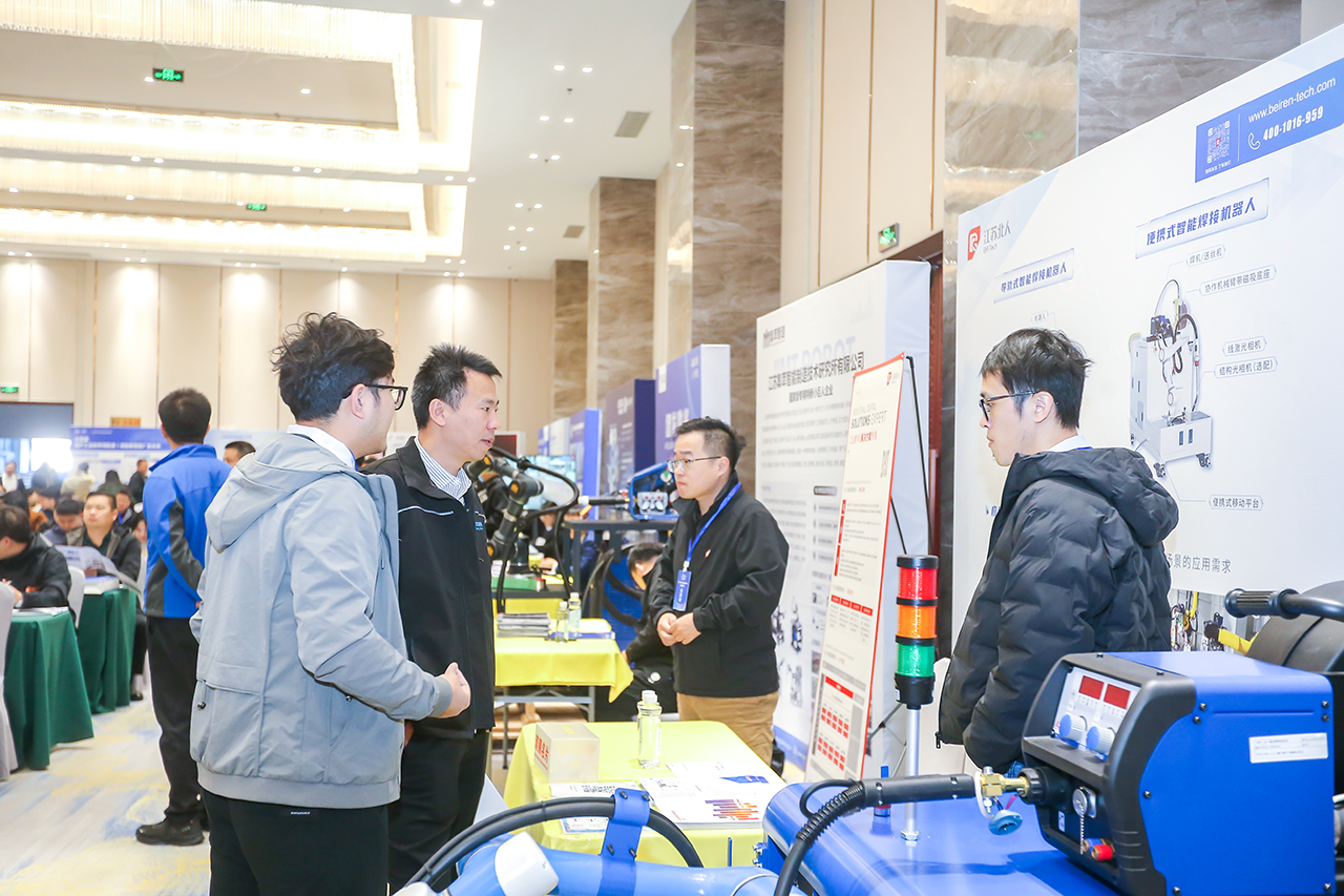 江苏铂莱国际携便携式智能焊接机器人亮相2025船舶工业数智化创新技术交流大会