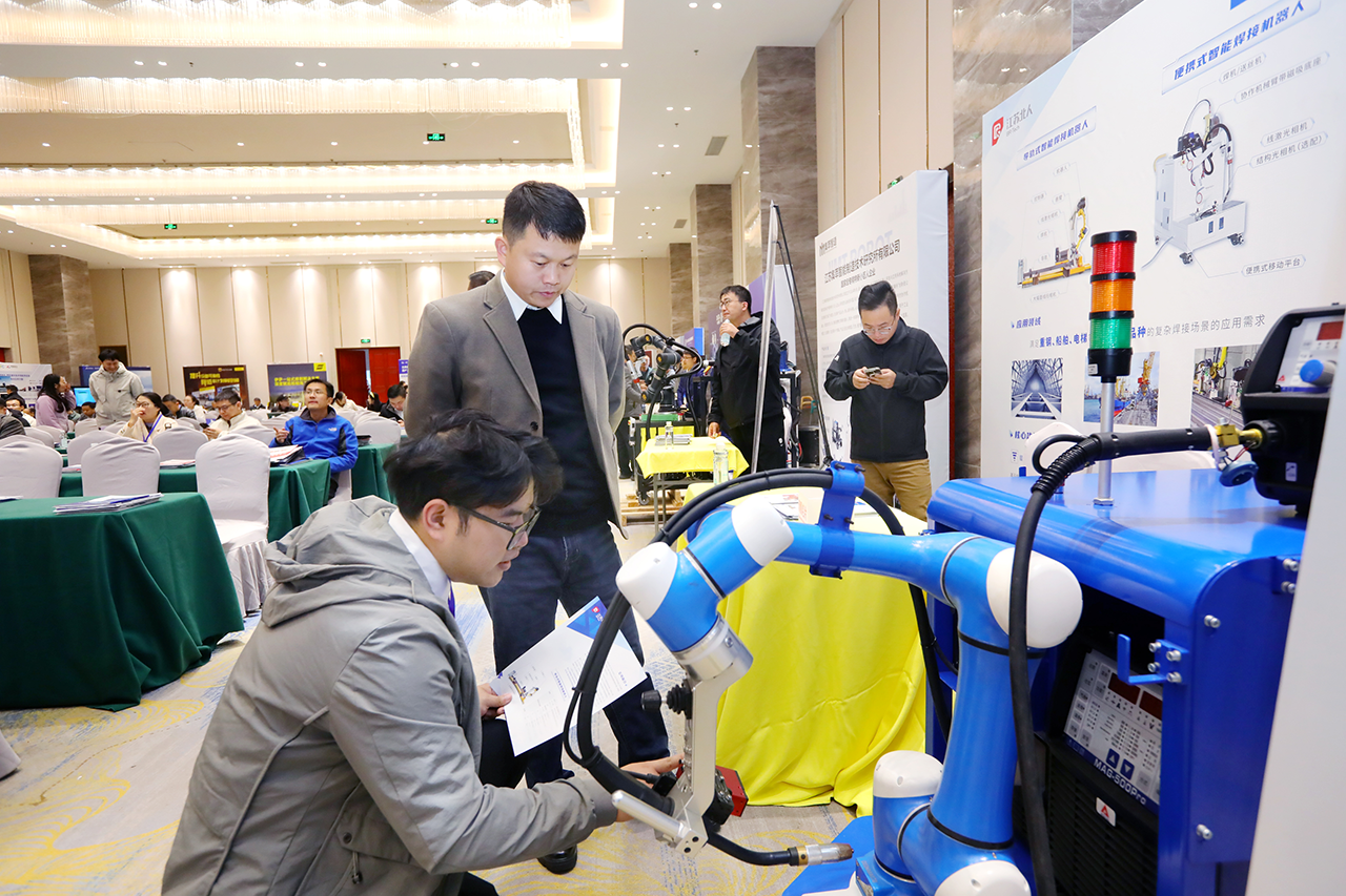江苏铂莱国际携便携式智能焊接机器人亮相2025船舶工业数智化创新技术交流大会